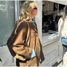 Cargar imagen en el visor de la galería, Chaqueta de solapa marrón con bolsillos y estilo retro artístico para mujer