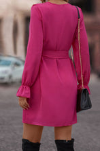 Cargar imagen en el visor de la galería, Vestido con escote en V, mangas con volantes y cinturón