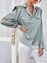 Cargar imagen en el visor de la galería, Camisa con cuello de solapa y detalle de botones en los hombros