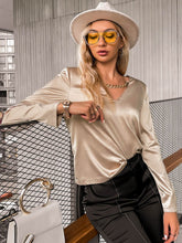 Cargar imagen en el visor de la galería, Top de satén con escote en V y detalle de cadena