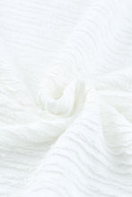 Cargar imagen en el visor de la galería, Blusa texturizada con mangas abullonadas y ribete de volantes