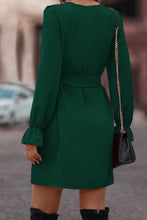 Cargar imagen en el visor de la galería, Vestido con escote en V, mangas con volantes y cinturón