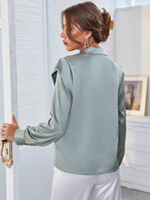 Cargar imagen en el visor de la galería, Camisa con cuello de solapa y detalle de botones en los hombros