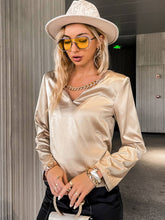 Cargar imagen en el visor de la galería, Top de satén con escote en V y detalle de cadena