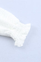 Cargar imagen en el visor de la galería, Blusa texturizada con mangas abullonadas y ribete de volantes