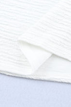 Cargar imagen en el visor de la galería, Blusa texturizada con mangas abullonadas y ribete de volantes