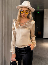 Cargar imagen en el visor de la galería, Top de satén con escote en V y detalle de cadena