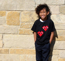 Cargar imagen en el visor de la galería, Camiseta infantil I Heart Mi Cielo x Donald Robertson - Negra
