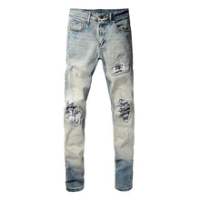 Load image into Gallery viewer, American High Street Fashionable Men&#39;s Ripped Black And White Patch Jeans
