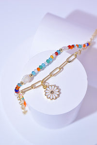 Pulsera de cuentas multicolores con dijes de doble capa