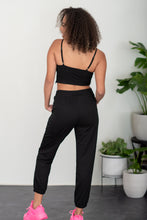 Cargar imagen en el visor de la galería, SHOPIRISBASIC Conjunto de estar por casa con bustier y joggers Let&#39;s Do This en negro
