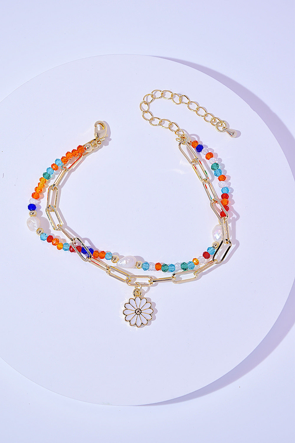 Pulsera de cuentas multicolores con dijes de doble capa