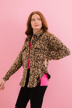 Cargar imagen en el visor de la galería, Chaqueta de leopardo para correr de tamaño completo Jodifl Driving Me Wild
