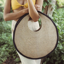 Cargar imagen en el visor de la galería, BOLSO DE MANO/HOMBOLO DE PAJA DE YUTE CON FORMA OVALADA
