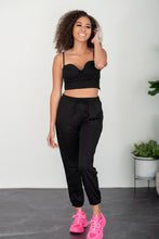 Cargar imagen en el visor de la galería, SHOPIRISBASIC Conjunto de estar por casa con bustier y joggers Let&#39;s Do This en negro
