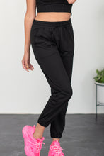 Cargar imagen en el visor de la galería, SHOPIRISBASIC Conjunto de estar por casa con bustier y joggers Let&#39;s Do This en negro
