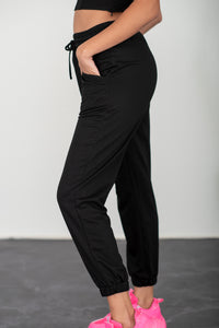 SHOPIRISBASIC Conjunto de estar por casa con bustier y joggers Let's Do This en negro