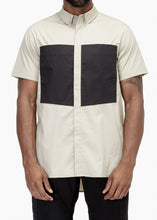 Load image into Gallery viewer, Konus Men&#39;s Short Sleeve Button Up in Khaki
