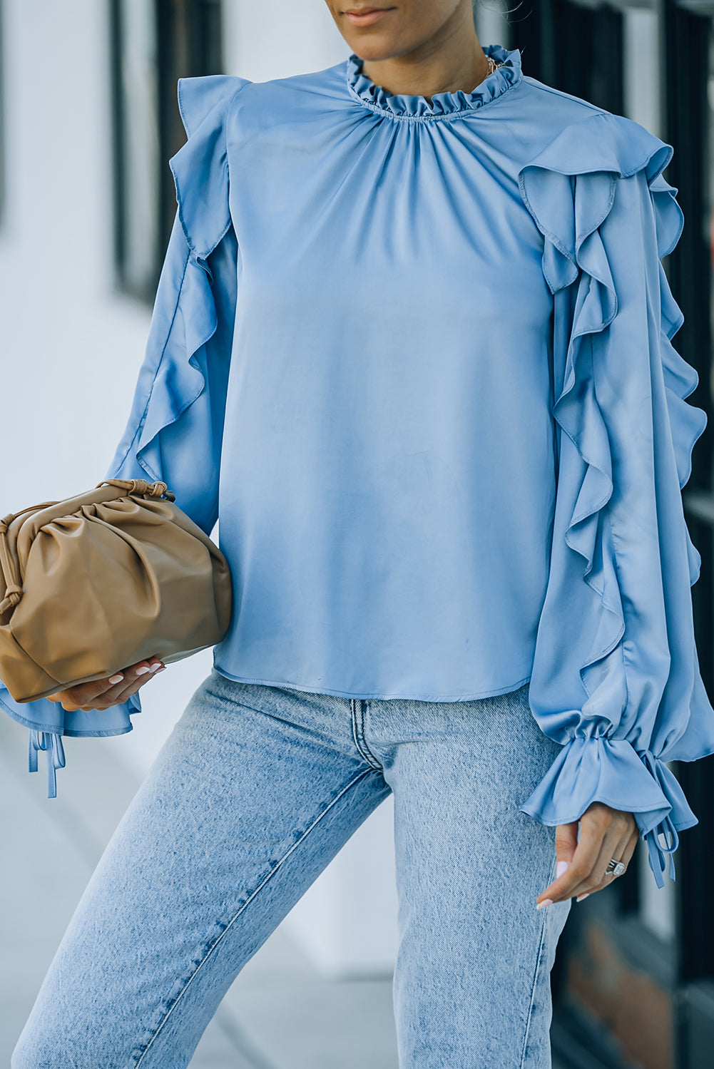 Blusa con detalle fruncido, cuello con volantes y mangas fruncidas