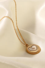 Load image into Gallery viewer, Heart Design Round Pendant Necklace
