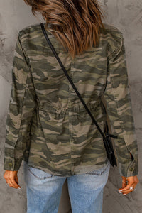 Chaqueta con botones a presión y camuflaje