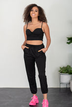 Cargar imagen en el visor de la galería, SHOPIRISBASIC Conjunto de estar por casa con bustier y joggers Let&#39;s Do This en negro
