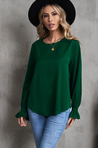 Blusa con cuello redondo y mangas con volantes