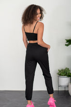 Cargar imagen en el visor de la galería, SHOPIRISBASIC Conjunto de estar por casa con bustier y joggers Let&#39;s Do This en negro
