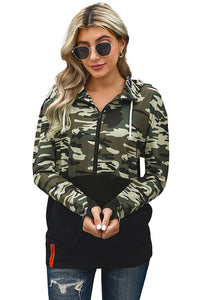 Sudadera con capucha y bolsillo tipo canguro con estampado de camuflaje en contraste