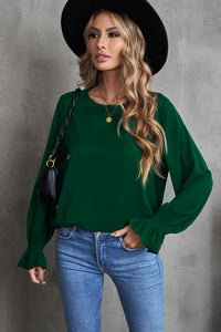 Blusa con cuello redondo y mangas con volantes