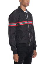 Cargar imagen en el visor de la galería, CHAQUETA BOMBER SHIELD PARA HOMBRE CON RAYAS NEGRAS Y ROJAS
