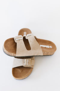 Sandalias con plantilla suave y hebilla Walk with Me de WeeBoo en color topo