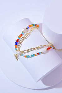 Pulsera de cuentas multicolores con dijes de doble capa