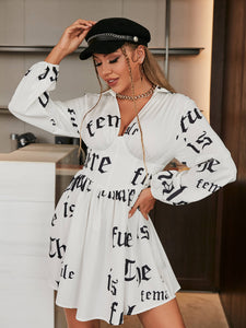 Vestido estilo A con cuello halter y estampado de letras