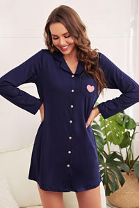 Vestido camisero con cuello de solapa y estampado de corazones