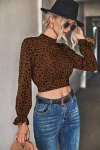 Blusa corta con lazo en la espalda y estampado animal