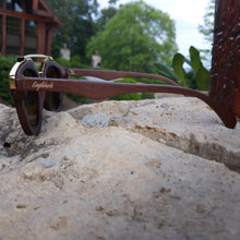 Cargar imagen en el visor de la galería, Marco completo de madera de cerezo, polarizado con detalles de metal y caja de bambú
