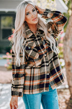 Cargar imagen en el visor de la galería, Chaqueta camisera con botones a cuadros y bolsillos en el pecho
