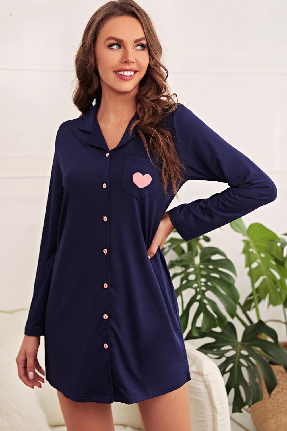 Vestido camisero con cuello de solapa y estampado de corazones