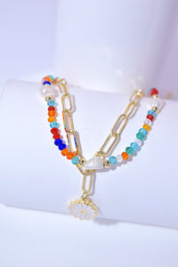 Pulsera de cuentas multicolores con dijes de doble capa